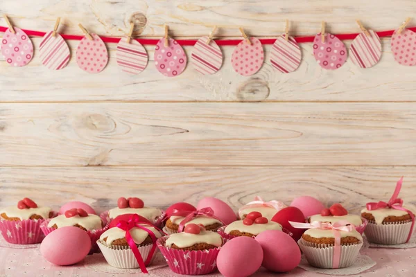 Pembe şeker ve r beyaz buzlanma ile Paskalya kek dekore edilmiş