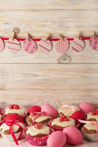 Pembe şeker ve r beyaz buzlanma ile Paskalya kek dekore edilmiş