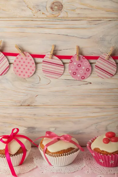 Pembe şeker ve r beyaz buzlanma ile Paskalya kek dekore edilmiş