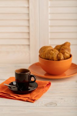 Kahve ile ışık ahşap arka plan üzerinde ay çöreği. 