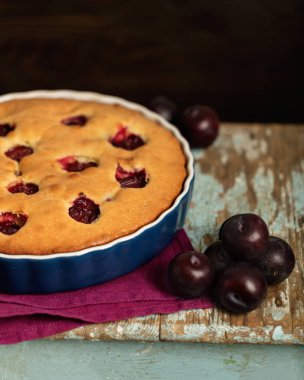 Rustik tarzı. Mor keten peçeteye ev yapımı kuru üzümlü kek. 