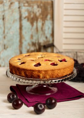 Rustik tarzı. Mor keten peçeteye ev yapımı kuru üzümlü kek. 