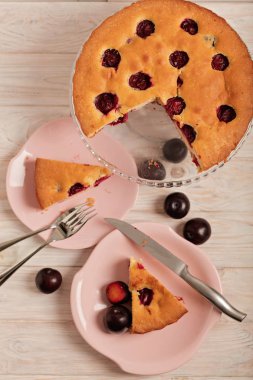 Ev yapımı kuru üzümlü kek bir cam stand ve pembe levhalar. 