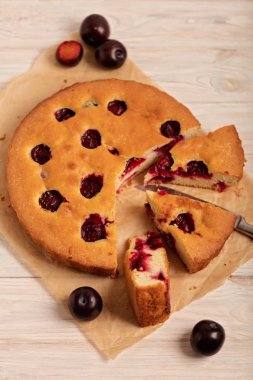 Kagit üzerinde ev Erik pasta.