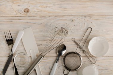 Mutfak aletleri pişirme için beyaz ve çelik renk (aksesuarlar) 