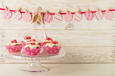 Pembe şeker ve r beyaz buzlanma ile Paskalya kek dekore edilmiş