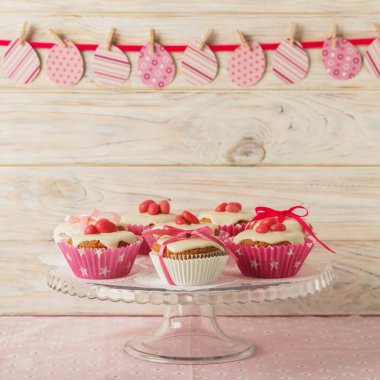 Pembe şeker ve r beyaz buzlanma ile Paskalya kek dekore edilmiş