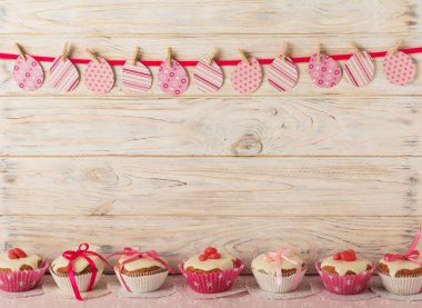 Pembe şeker ve r beyaz buzlanma ile Paskalya kek dekore edilmiş