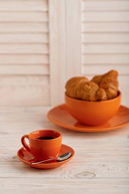 Kahve ile ışık ahşap arka plan üzerinde ay çöreği. 