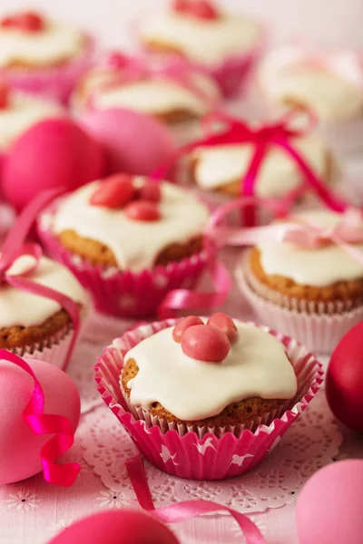 Pembe şeker ve r beyaz buzlanma ile Paskalya kek dekore edilmiş