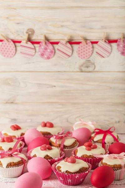 Pembe şeker ve r beyaz buzlanma ile Paskalya kek dekore edilmiş