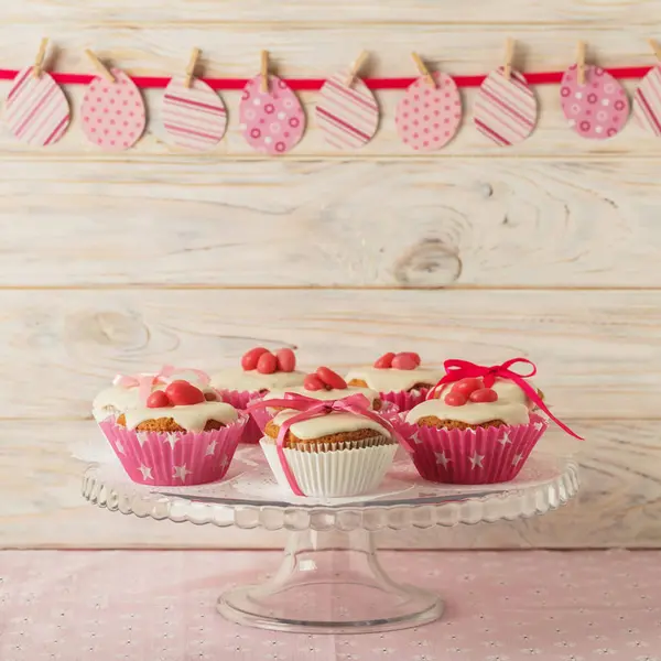 Pembe şeker ve r beyaz buzlanma ile Paskalya kek dekore edilmiş