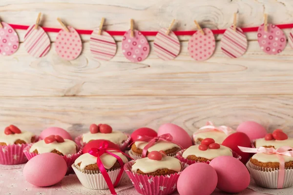 Pembe şeker ve r beyaz buzlanma ile Paskalya kek dekore edilmiş