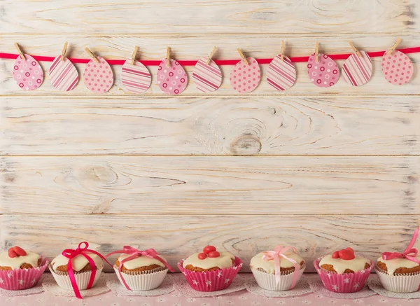 Pembe şeker ve r beyaz buzlanma ile Paskalya kek dekore edilmiş