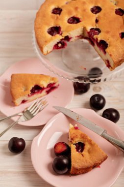 Ev yapımı kuru üzümlü kek bir cam stand ve pembe levhalar. 