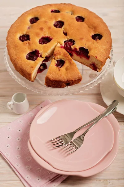 Ev yapımı kuru üzümlü kek bir cam stand ve pembe levhalar. 