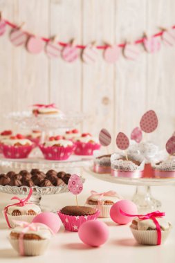 Pembe şeker, kağıt yumurta ve şerit Paskalya kek dekore edilmiş