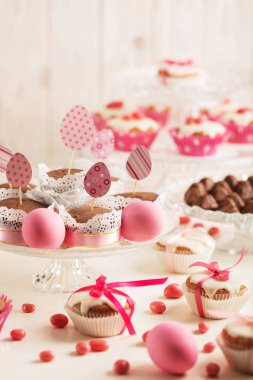 Pembe şeker, kağıt yumurta ve şerit Paskalya kek dekore edilmiş