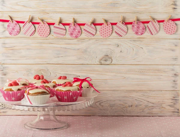 Pembe şeker ve r beyaz buzlanma ile Paskalya kek dekore edilmiş