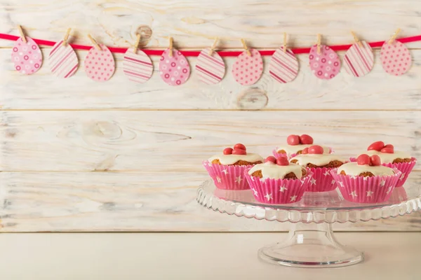 Pembe şeker ve r beyaz buzlanma ile Paskalya kek dekore edilmiş