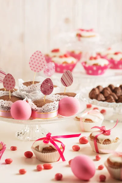 Pembe şeker, kağıt yumurta ve şerit Paskalya kek dekore edilmiş