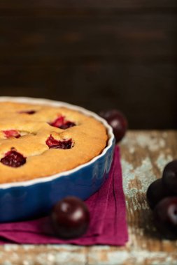 Rustik tarzı. Mor keten peçeteye ev yapımı kuru üzümlü kek. 