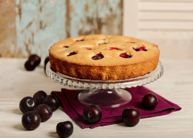 Rustik tarzı. Mor keten peçeteye ev yapımı kuru üzümlü kek. 