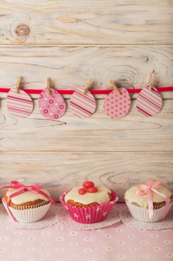 Pembe şeker ve r beyaz buzlanma ile Paskalya kek dekore edilmiş