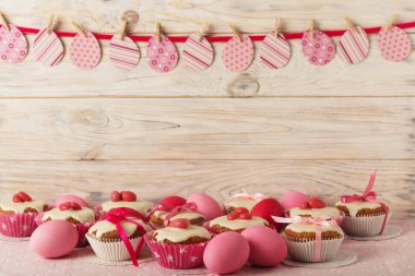 Pembe şeker ve r beyaz buzlanma ile Paskalya kek dekore edilmiş