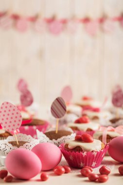 Pembe şeker, kağıt yumurta ve şerit Paskalya kek dekore edilmiş