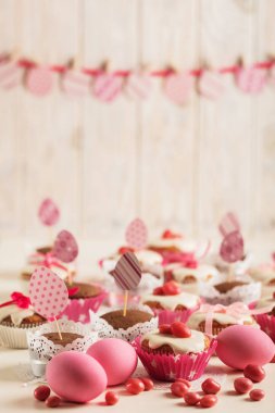 Pembe şeker, kağıt yumurta ve şerit Paskalya kek dekore edilmiş