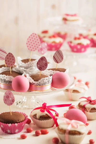 Pembe şeker, kağıt yumurta ve şerit Paskalya kek dekore edilmiş