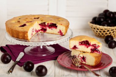 Ev yapımı kuru üzümlü kek bir cam stand. 