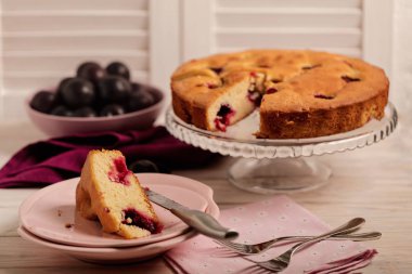 Ev yapımı kuru üzümlü kek bir cam stand ve pembe levhalar. 