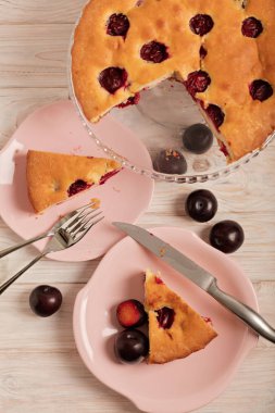 Ev yapımı kuru üzümlü kek bir cam stand ve pembe levhalar. 