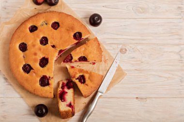 Kagit üzerinde ev Erik pasta. 