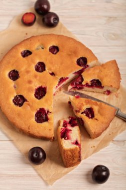 Kagit üzerinde ev Erik pasta. 