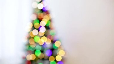 Mutlu Noeller! Oyuncak ve parlak çelenklerle Noel ağacı. Güzel bulanık arkaplan.