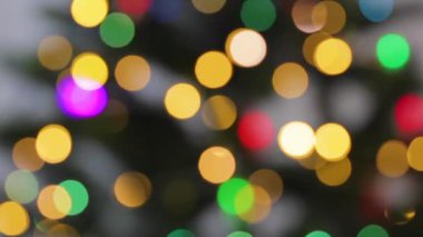 Soyut Bulanık Noel Işıkları Bokeh Arkaplanı. Yanıp sönen Noel ağacı ışıkları yanıp sönüyor. Kış Tatili Konsepti. Noel ve yeni yıl dekorasyonu. Noel ışıkları yanıp sönüyor.