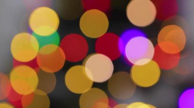 Soyut Bulanık Noel Işıkları Bokeh Arkaplanı. Yanıp sönen Noel ağacı ışıkları yanıp sönüyor. Kış Tatili Konsepti. Noel ve yeni yıl dekorasyonu. Noel ışıkları yanıp sönüyor.