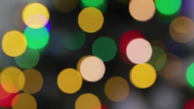 Soyut Bulanık Noel Işıkları Bokeh Arkaplanı. Yanıp sönen Noel ağacı ışıkları yanıp sönüyor. Kış Tatili Konsepti. Noel ve yeni yıl dekorasyonu. Noel ışıkları yanıp sönüyor.
