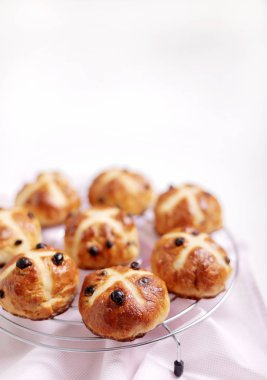 Çörekler bir haç ile işaretlenmiş ve kurutulmuş meyve içeren, geleneksel Lent sırasında yenir. Seçici odaklama.