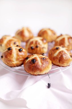 Çörekler bir haç ile işaretlenmiş ve kurutulmuş meyve içeren, geleneksel Lent sırasında yenir. Seçici odaklama.