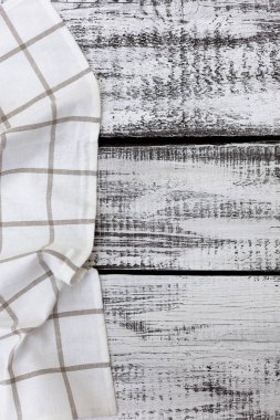 Eski vintage mutfak gereçleri, eski beyaz ahşap üzerinde pamuk bulaşık bezi