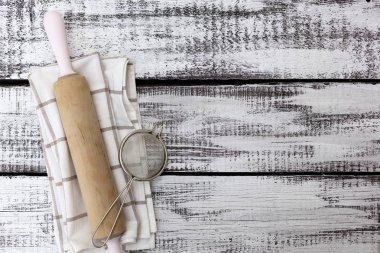 Eski vintage mutfak gereçleri, eski beyaz ahşap üzerinde pamuk bulaşık bezi