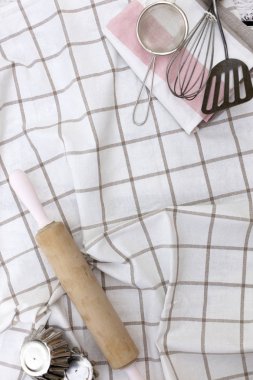 Eski vintage mutfak gereçleri, eski beyaz ahşap üzerinde pamuk bulaşık bezi