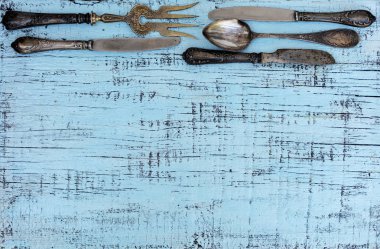 Vintage çatal - eski bir ahşap sırt üzerinde kaşık, çatal ve bıçak