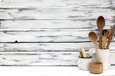 Beyaz ahşap arka plan üzerinde Vintage eski pişirme gereçleri. 