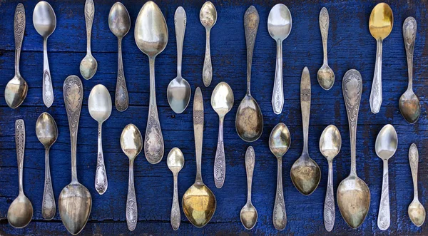 Vintage çatal - eski bir ahşap sırt üzerinde kaşık, çatal ve bıçak