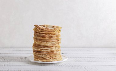 Krep pişiriyorum. Shrovetide (Maslenitsa) - bir blu üzerindeki blini yığını